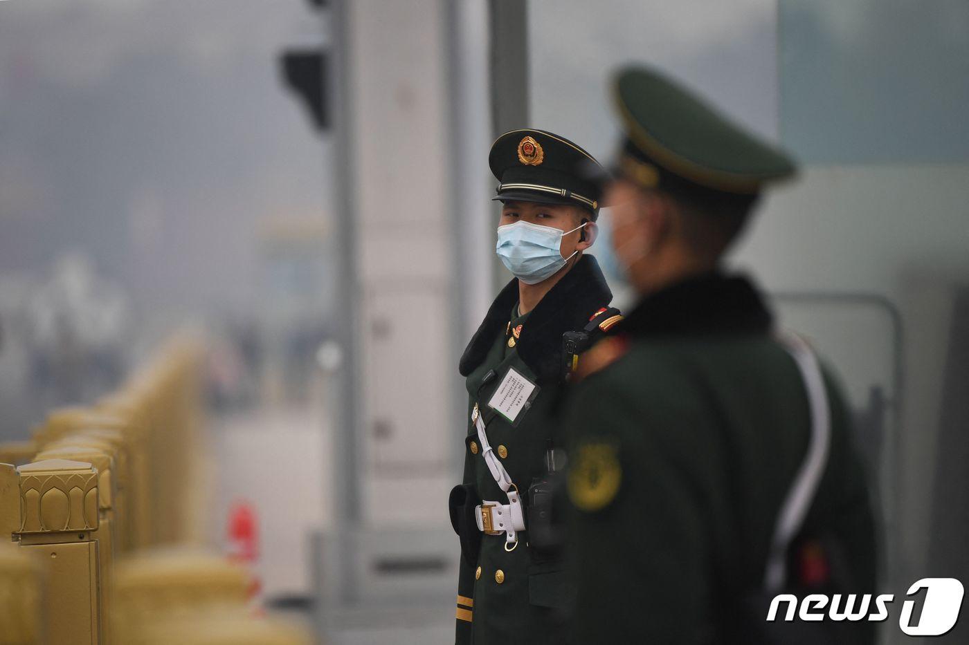 본문 이미지 - 중국 공안이 천안문 광장 인근에서 경비를 서고 있다. ⓒ AFP=뉴스1 ⓒ News1 정윤영 기자