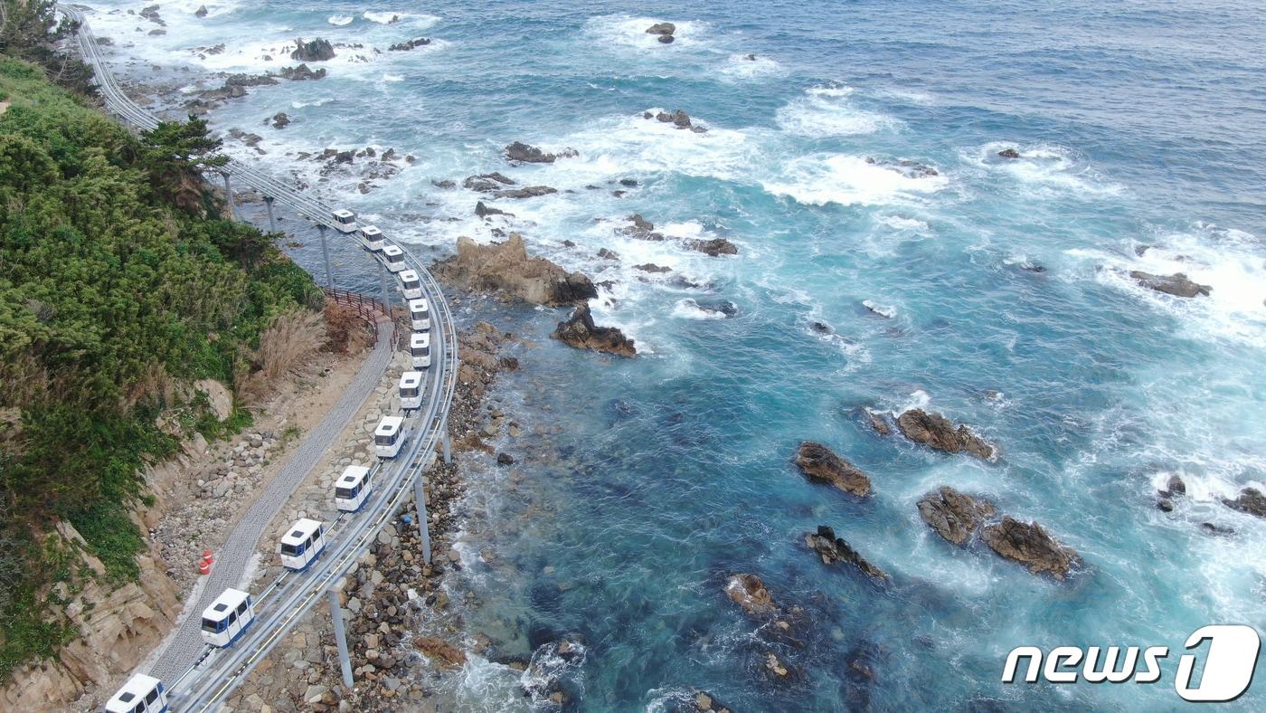 본문 이미지 - 동굴·온천·숲·바다를 한 동선에 담은 웰니스형 체류 여행이 확산되는 가운데, 경북 울진군이 자연 그대로의 휴식 콘텐츠로 주목받고 있다./뉴스1