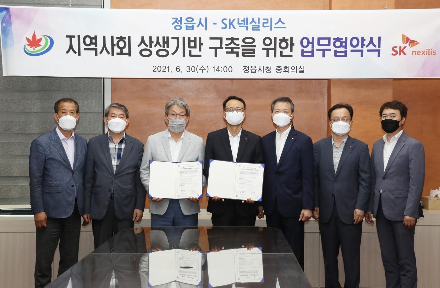 본문 이미지 - 30일 전북 정읍시청에서 지역상생 발전과 상생 기반 구축을 위한 업무협약식에 참석한 김영태 SK넥실리스 대표(오른쪽 네번째)과 유진섭 정읍시장(왼쪽 세번째) 등 참석자들이 기념사진을 촬영하고 있다(SKC 제공). ⓒ 뉴스1