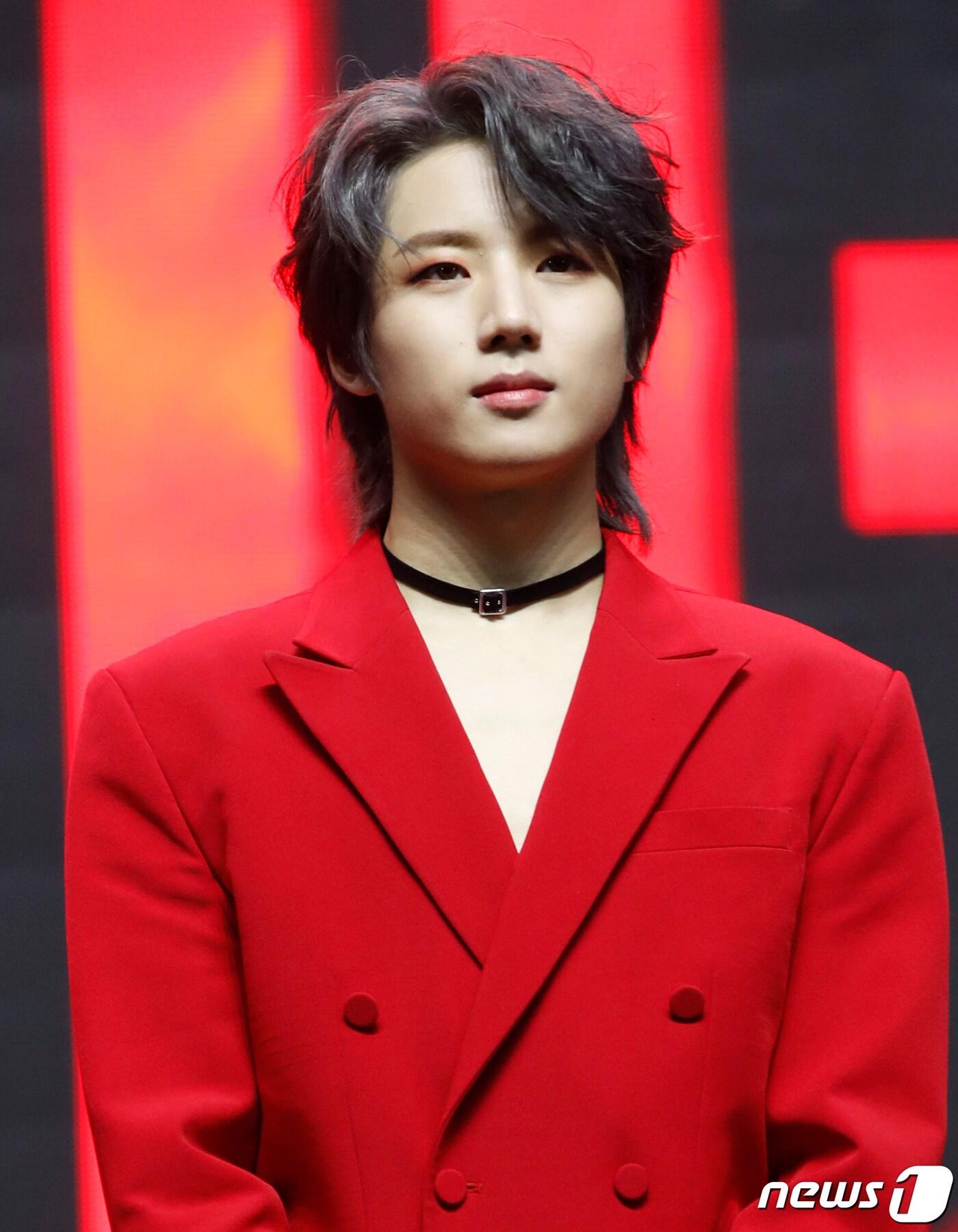 본문 이미지 - 6인조 신인 그룹 저스트비(JUST B) 이건우가 30일 서울 광진구 예스24라이브홀에서 열린 첫 번째 미니앨범 ‘JUST BURN’ 발매 기념 쇼케이스에 참석해 포즈를 취하고 있다. 2021.6.30/뉴스1 ⓒ News1 권현진 기자