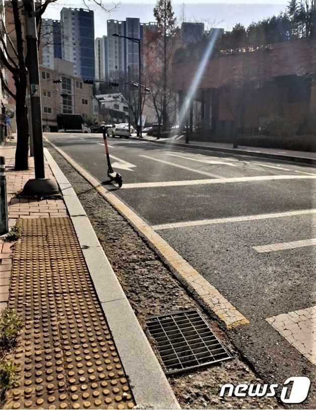 본문 이미지 - 전동킥보드 불법주차 사례.(용인시 제공) ⓒ News1 