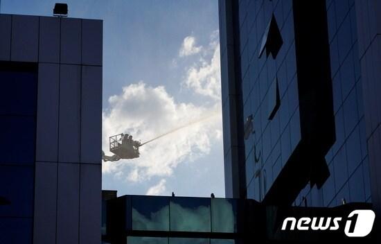 본문 이미지 - 화재가 발생한 4성급 호텔 누에보 마드리드. ⓒ 로이터=뉴스1