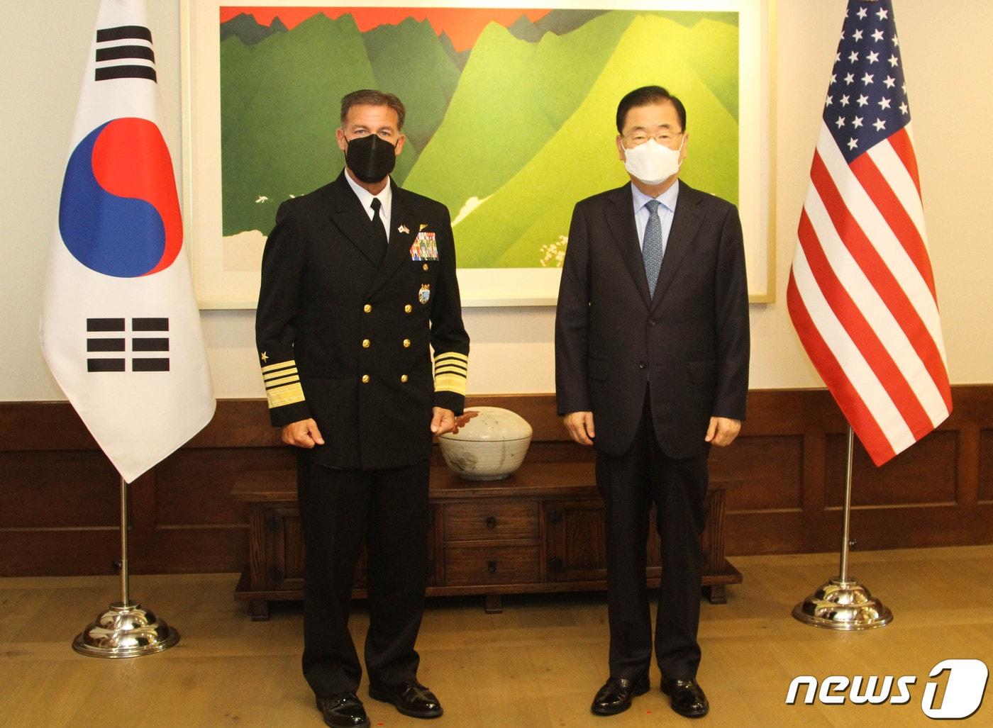 본문 이미지 - 한국을 방문 중인 존 애퀼리노 미군 인도·태평양사령관(왼쪽)이 3일 정의용 외교부 장관을 만났다. (미군 인도·태평양사령부) ⓒ 뉴스1