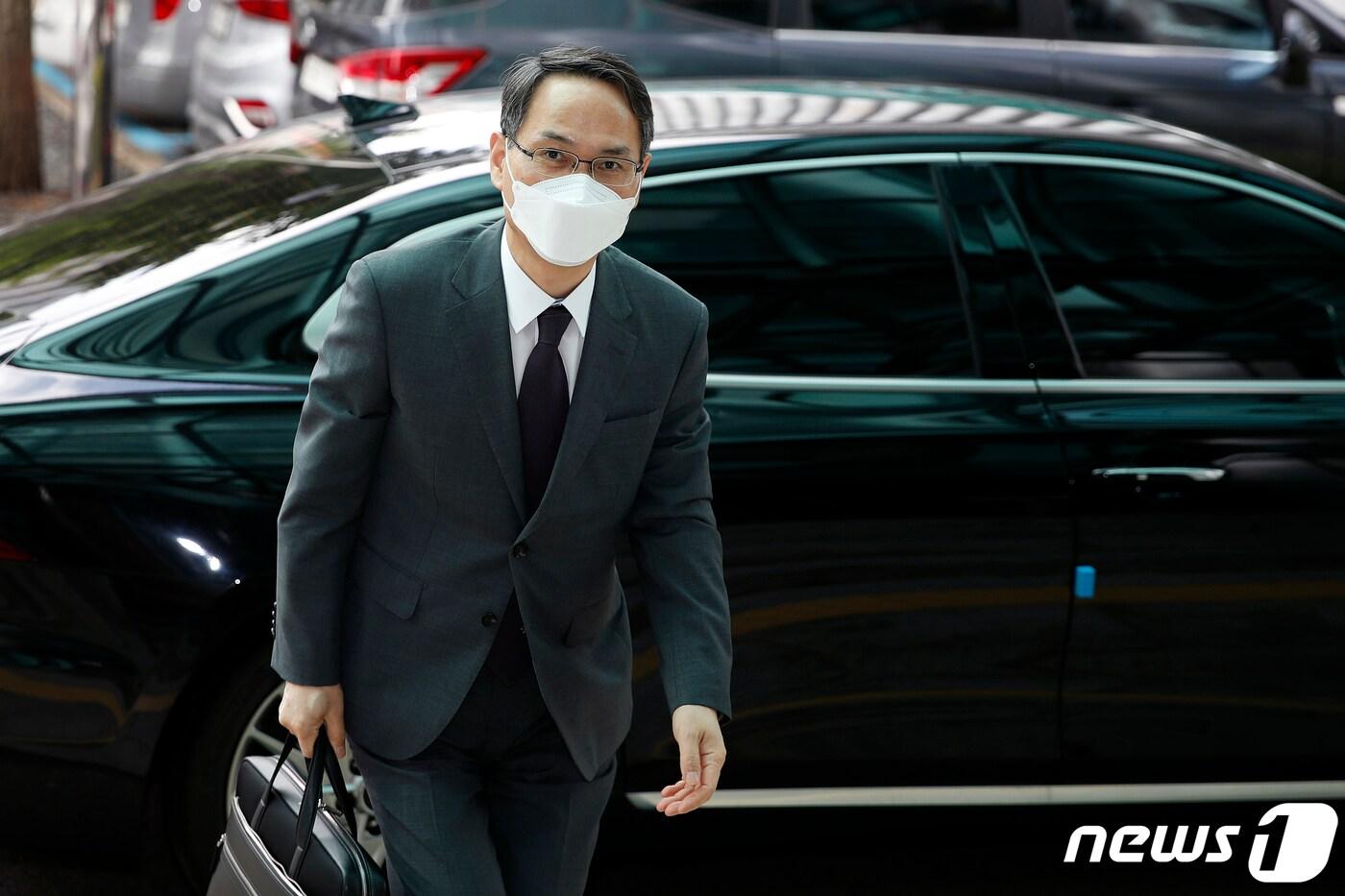 본문 이미지 - 남구준 경찰청 국가수사본부장이 4일 오전 서울 서대문구 경찰청 국가수사본부로 출근하고 있다. 2021.6.4/뉴스1 ⓒ News1 이승배 기자