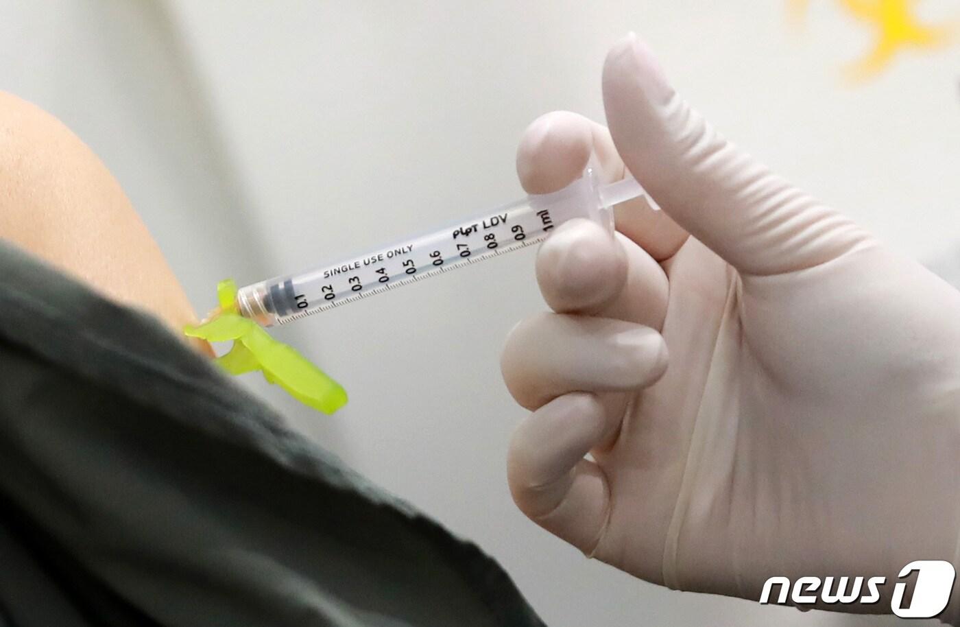 본문 이미지 - 국내 신종 코로나바이러스 감염증(코로나19) 백신 접종 진행 100일을 하루 앞둔 4일 서울 영등포아트홀에 마련된 코로나19 예방접종센터에서 의료진이 화이자 백신을 접종하고 있다. 2021.6.4/뉴스1 ⓒ News1 구윤성 기자