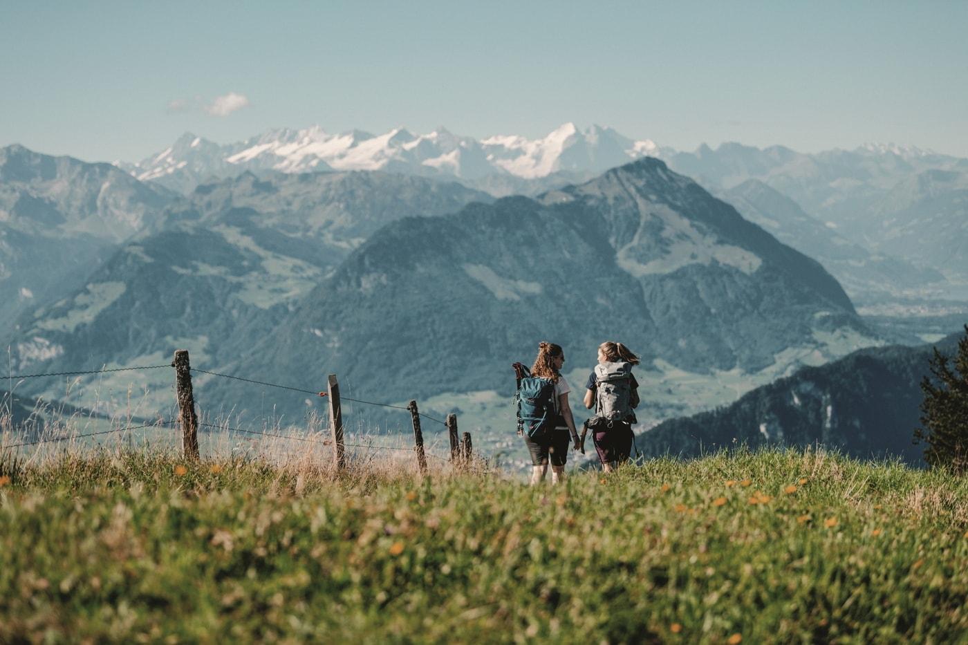리기산 꽃길을 걷고 있는 스위스 현지 사람드의 모습. 이하 스위스관광청 제공