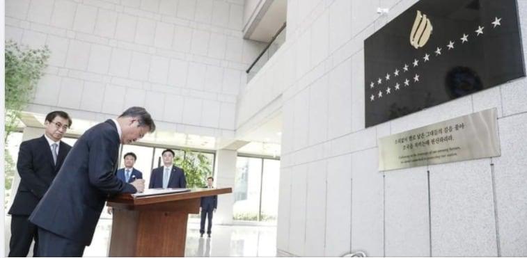 본문 이미지 - 문재인 대통령이 4일, 국정원 '이름없는 별' 추모공간을 찾아 방명록에 서명하고 있다. 문 대통령은 나라를 위해 헌신하다가 하늘의 별이 된 고인들을 위로하고 애국심에 고개 숙였다. (청와대 제공) ⓒ 뉴스1