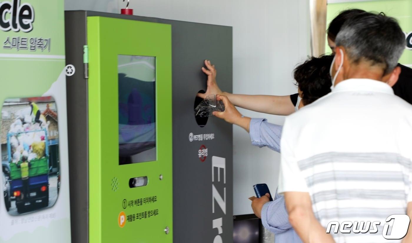 제주시 도두동재활용도움센터 일원에서 시민들이 '페트병 띠 분리기 이지캡(EZ cap)' 등을 체험하고 있다. /뉴스1