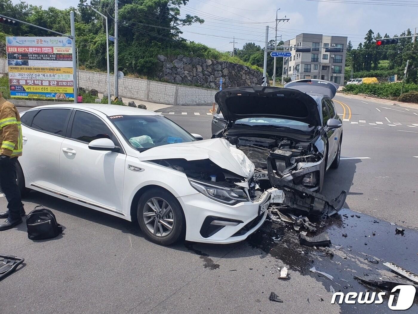 본문 이미지 - 5일 오후 1시42분쯤 제주 서귀포 안덕면 일주서로 교차로에서 K5와 싼타페가 충돌했다.(제주서부소방서 제공)2021.6.5/뉴스1