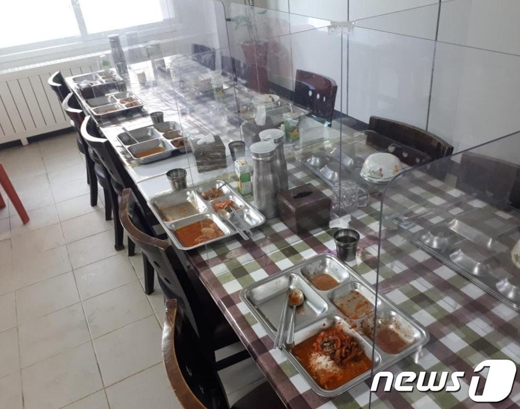 본문 이미지 - 자신을 육군 제6사단 소속 병사라고 소개한 제보자가 5일 '육군훈련소 대신 전해드립니다'(육대전) 페이스북 커뮤니티에 제보한 부대 간부식당 사진. 이 부대에선 간부들이 식사 후 자신의 식판을 치우지 않아 병사들이 대신 치워주고 있다고 제보자가 전했다. (육대전 페이스북 캡쳐)ⓒ 뉴스1