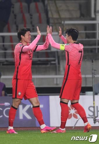 본문 이미지 - 황의조가 5일 오후 경기 고양시 고양종합운동장에서 열린 2022 국제축구연맹&#40;FIFA&#41; 카타르 월드컵 아시아지역 2차 예선 대한민국과 투르크메니스탄의 경기에서 선제골을 넣은 후 손흥민과 기쁨을 나누고 있다. 2021.6.5/뉴스1 ⓒ News1 신웅수 기자