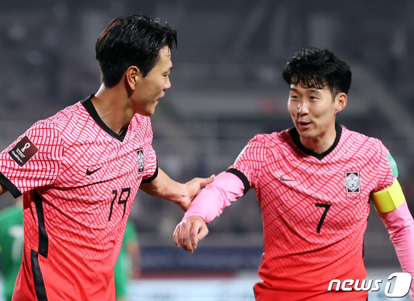 본문 이미지 - 5일 오후 경기도 고양시 고양종합운동장에서 열린 2022 국제축구연맹(FIFA) 카타르 월드컵 아시아지역 2차 예선 대한민국과 투르크메니스탄의 경기에서 세번째 골을 넣은 김영권이 손흥민과 기뻐하고 있다. 2021.6.5/뉴스1 ⓒ News1 이재명 기자