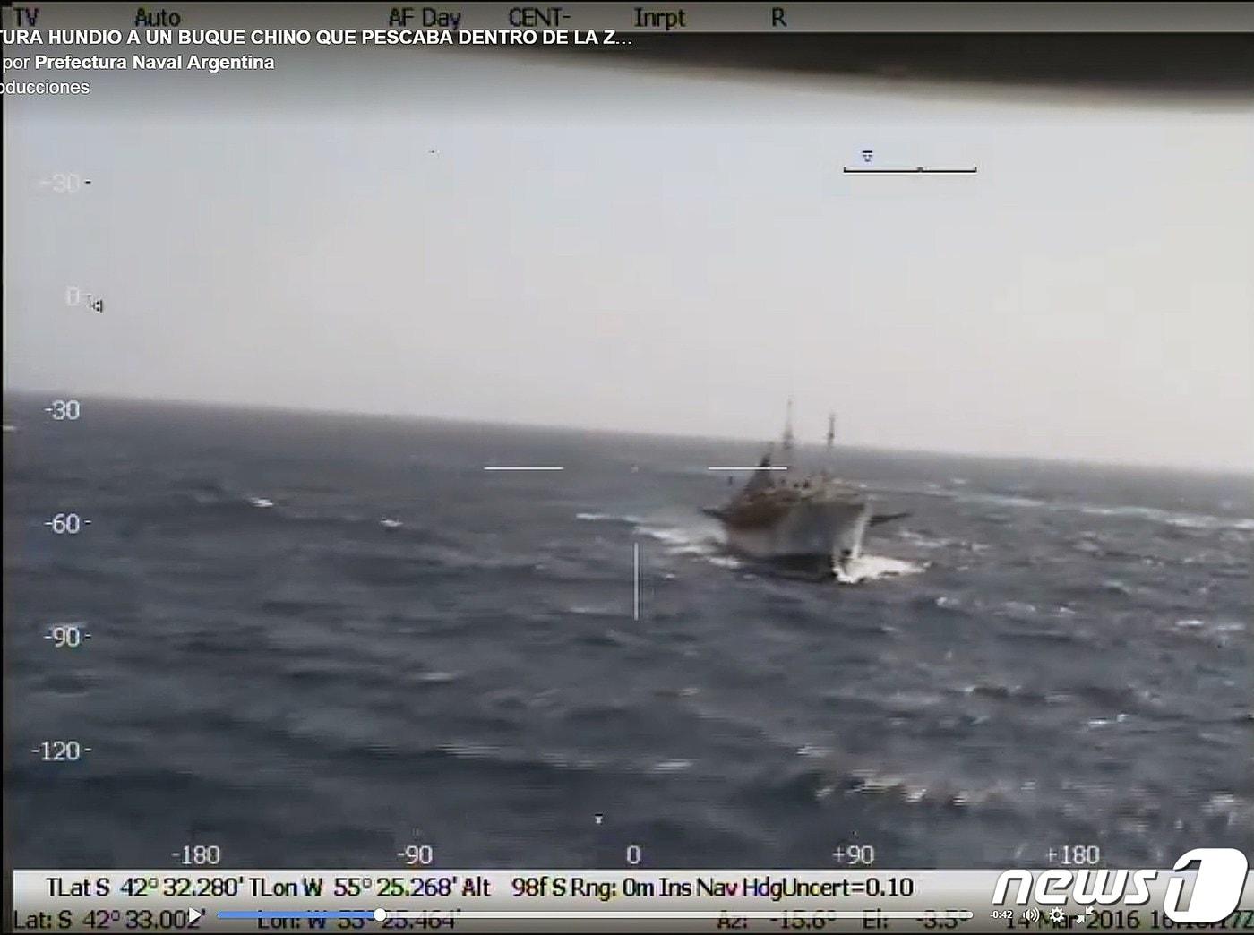 본문 이미지 - 푸에르토 마드린 지역에서 아르헨티나 경비대에 발견된 중국 어선. ⓒ AFP=뉴스1 ⓒ News1 정윤영 기자