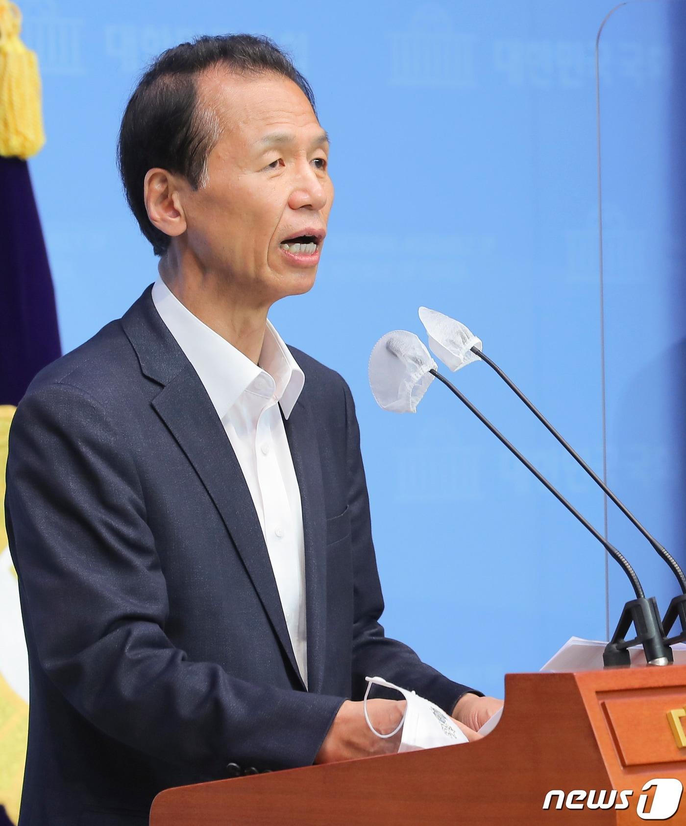 본문 이미지 - 대권도전을 선언한 최문순 강원도지사가 6일 오후 국회 소통관에서 기자회견을 열고 ‘민주당 대선 경선 활성화를 위한 연석회의’ 를 제안하고 있다. 2021.6.6/뉴스1 ⓒ News1 오대일 기자