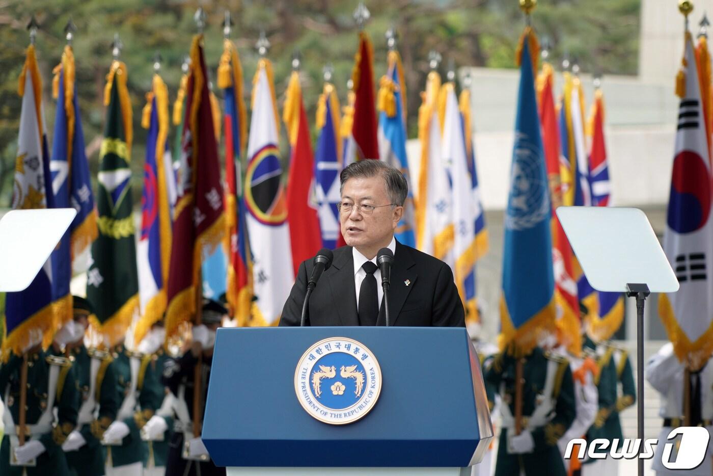 문재인 대통령이 현충일인 6일 서울 동작구 국립서울현충원에서 열린 제66회 현충일 추념식에서 추념사를 하고 있다. 2021.6.6/뉴스1 ⓒ News1 유승관 기자