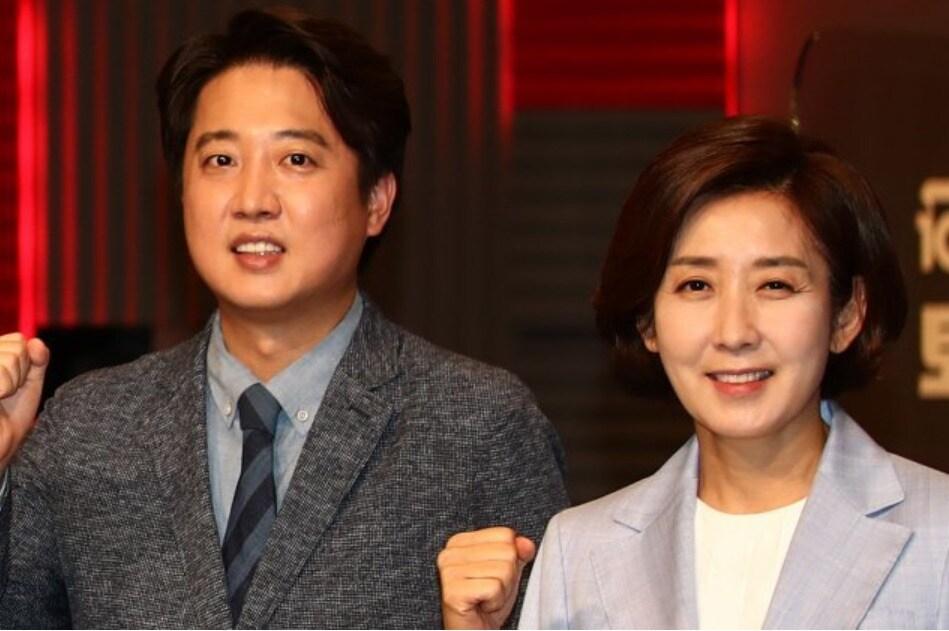 본문 이미지 - 지난달 31일 1차TV토론을 앞두고 선전을 다짐하고 있는 이준석 후보와 나경원 후보.  ⓒ News1 국회사진기자단