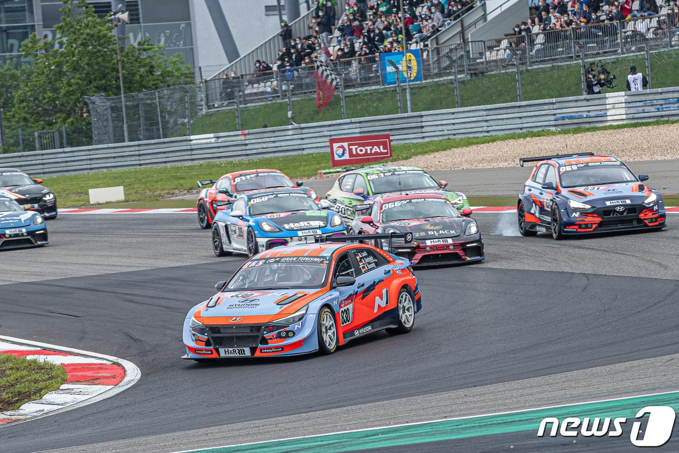   5~6일 열린 뉘르부르크링 24시 내구레이스에서 주행중인 엘란트라 N TCR(국내명: 아반떼 N TCR)의 모습. (현대자동차 제공) ⓒ 뉴스1