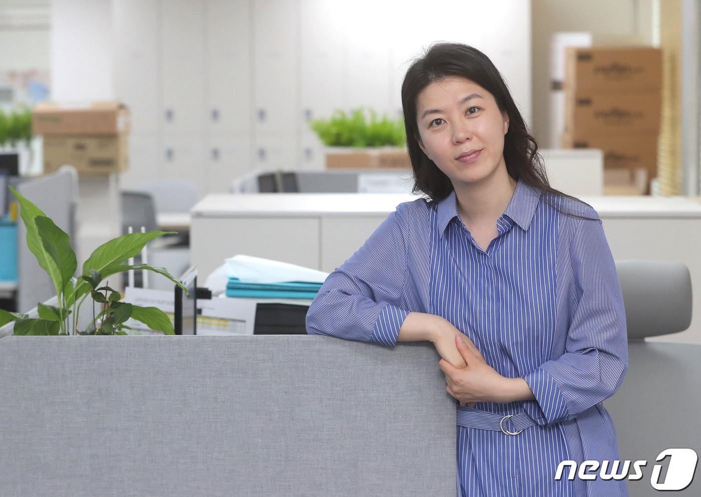 본문 이미지 - '프로일잘러'라는 책을 낸 롯데칠성 동부 FM팀 유꽃비 팀장. 2021.6.7/뉴스1 ⓒ News1 이성철 기자