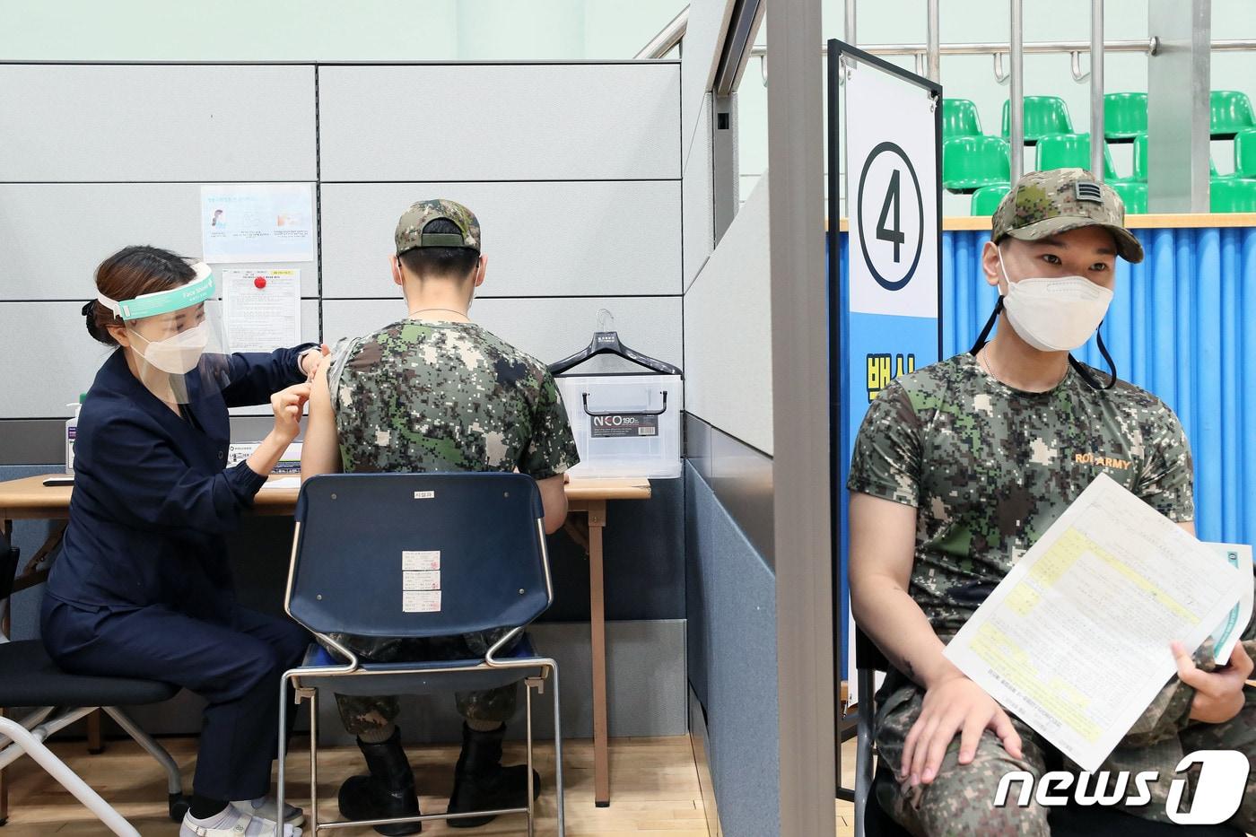 지난 7일 경기도 성남 소재 국군수도병원 코로나19 백신 접종센터에서 30세 미만 장병들이 미국 화이자 개발 백신을 맞고 있다. (국방일보 제공) 2021.6.7/뉴스1