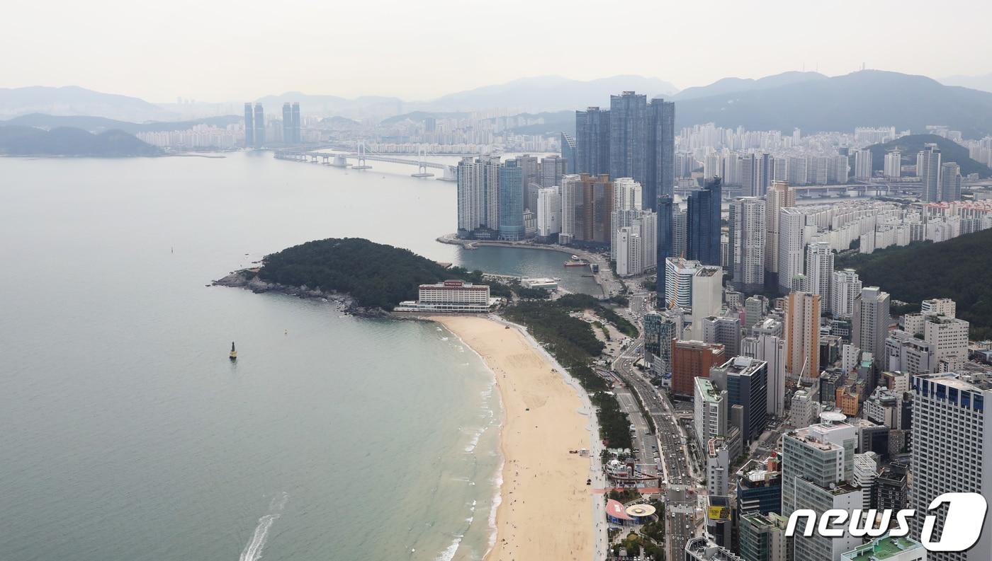 부산 해운대구 마린시티·해운대 해수욕장 전경. 2021.6.7 /뉴스1 ⓒ News1 여주연 기자