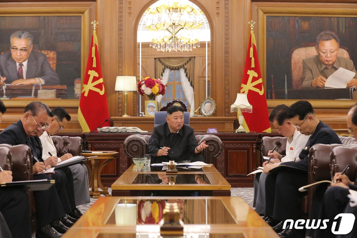 (평양 노동신문=뉴스1) = 김정은 북한노동당 총비서(가운데)가 지난 7일 당 중앙위원회 본부청사에서 당 중앙위 및 도당 위원회 책임간부 협의회를 소집했다. [국내에서만 사용가능. 재배포 금지. DB 금지. For Use Only in the Republic of Korea. Redistribution Prohibited] rodongphoto@news1.kr