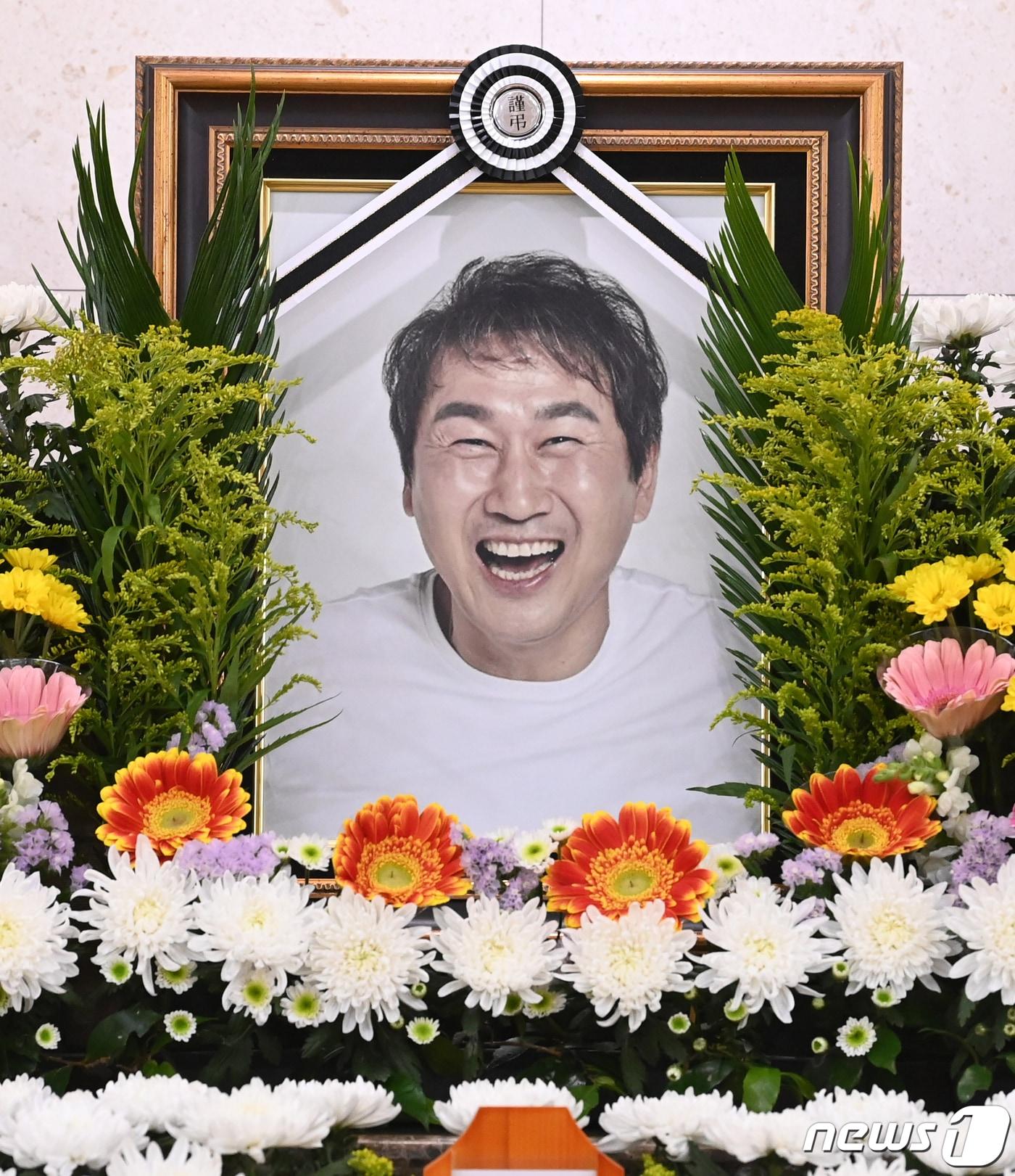 본문 이미지 - 故 유상철 전 인천 유나이티드 감독의 빈소가 8일 서울 아산병원 장례식장에 마련되어 있다. 유상철 전 감독은 지난 2019년 췌장암 진단을 받고 치료에 전념해 왔고 지난 7일 별세했다. 2021.6.8/뉴스1 ⓒ News1 사진공동취재단