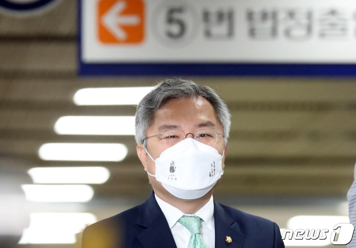 최강욱 열린민주당 대표가 8일 서울 서초구 중앙지방법원에서 열린 공직선거법 위반 선고기일에 출석하고 있다. 2021.6.8/뉴스1 ⓒ News1 김명섭 기자