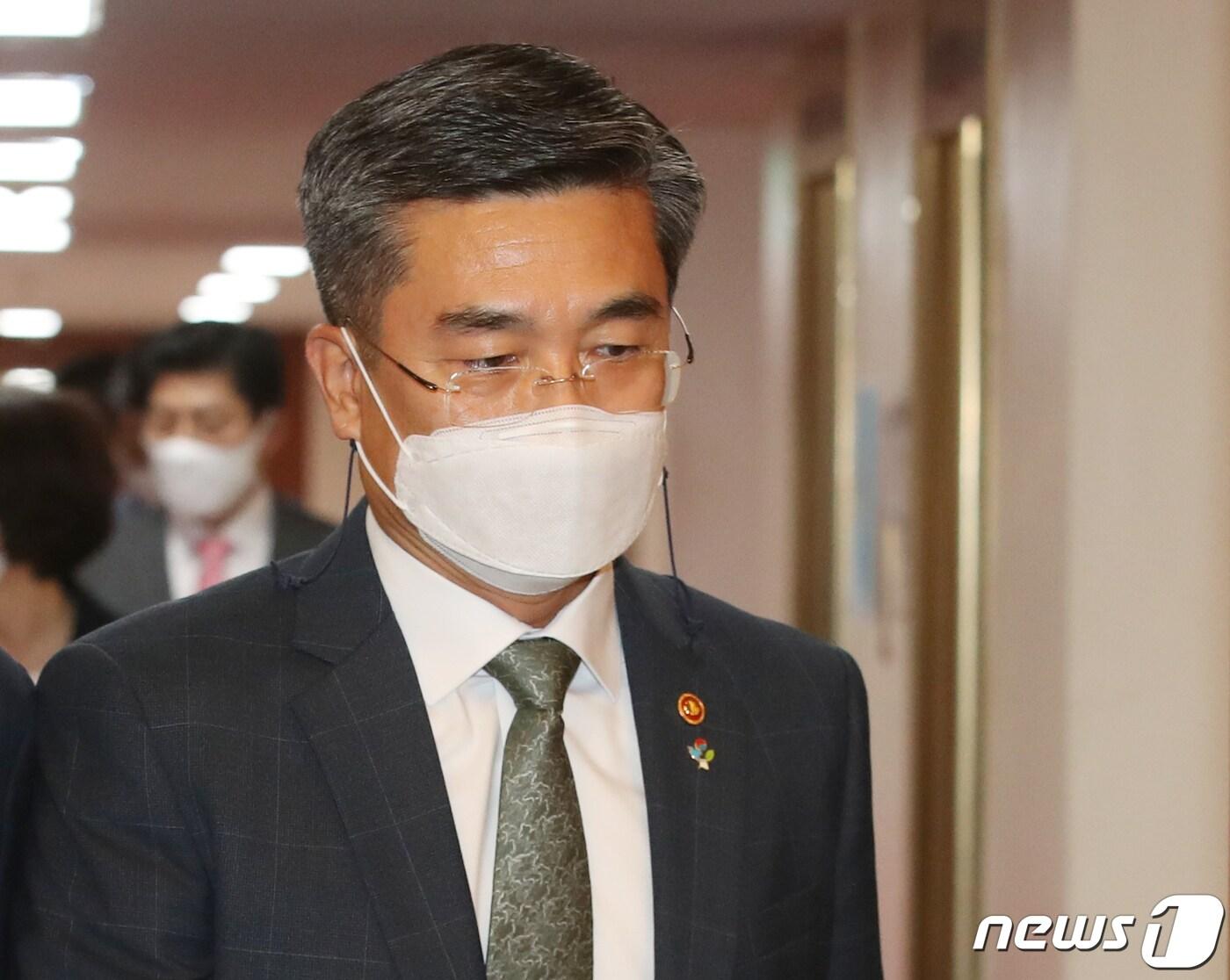 본문 이미지 - 서욱 국방부 장관이 8일 서울 종로구 정부서울청사에서 영상으로 열린 국무회의에 참석하고 있다. 2021.6.8/뉴스1 ⓒ News1 송원영 기자