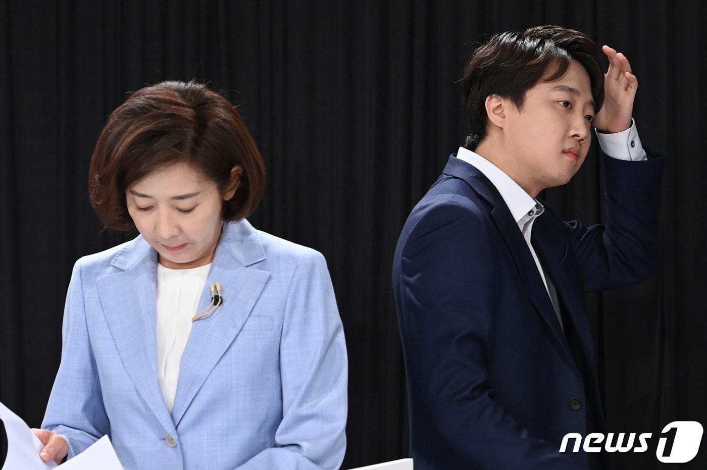 국민의힘 당대표에 출마한 나경원, 이준석 후보가 8일 오전 서울 용산구 효창동 백범김구기념관에서 열린 국민의힘 오른소리 합동토론회에서 토론을 준비하고 있다. 2021.6.8/뉴스1 ⓒ News1 국회사진취재단