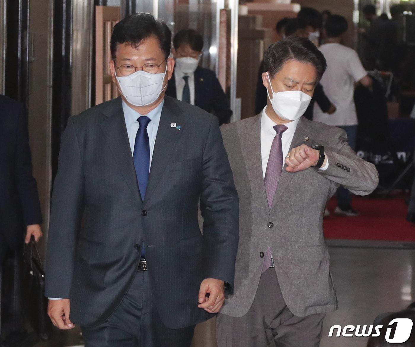 본문 이미지 - 송영길 더불어민주당 대표가 8일 오전 서울 여의도 국회에서 열린 비공개 최고위원회의에 입장하고 있다. 민주당 지도부는 이 자리에서 국민권익위원회 전수조사 결과 부동산 투기 의혹이 있는 당 소속 의원 12명에 대한 처분을 결정할 것으로 보인다. 2021.6.8/뉴스1 ⓒ News1 오대일 기자
