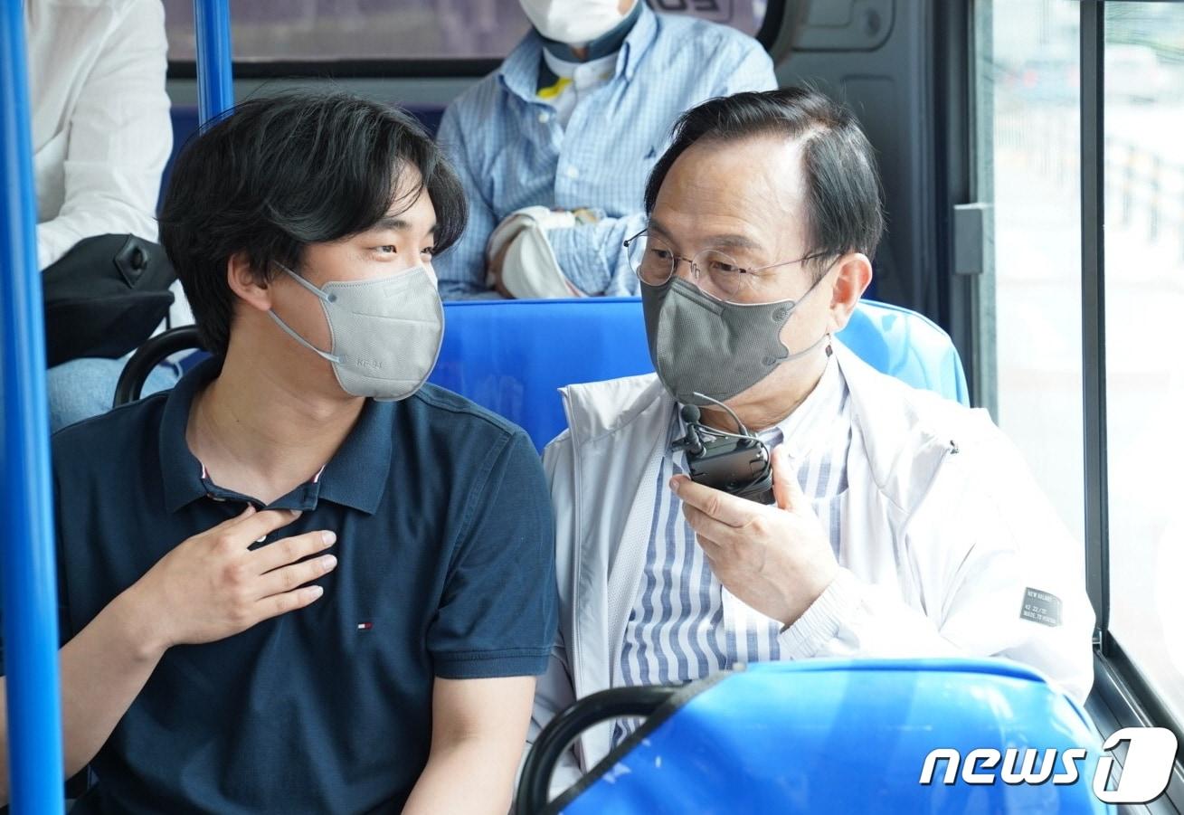 본문 이미지 - 지난 7일 박상돈 천안시장이 단대병원행 13번 버스에서 시민으로부터 시내버스 개선 사항에 대한 의견을 듣고 있다.(천안시청 제공)ⓒ 뉴스1