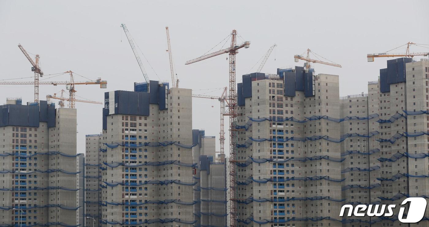 경기도 평택시의 한 건설 현장에 있는 타워크레인의 모습. 2021.6.8/뉴스1 ⓒ News1 김영운 기자