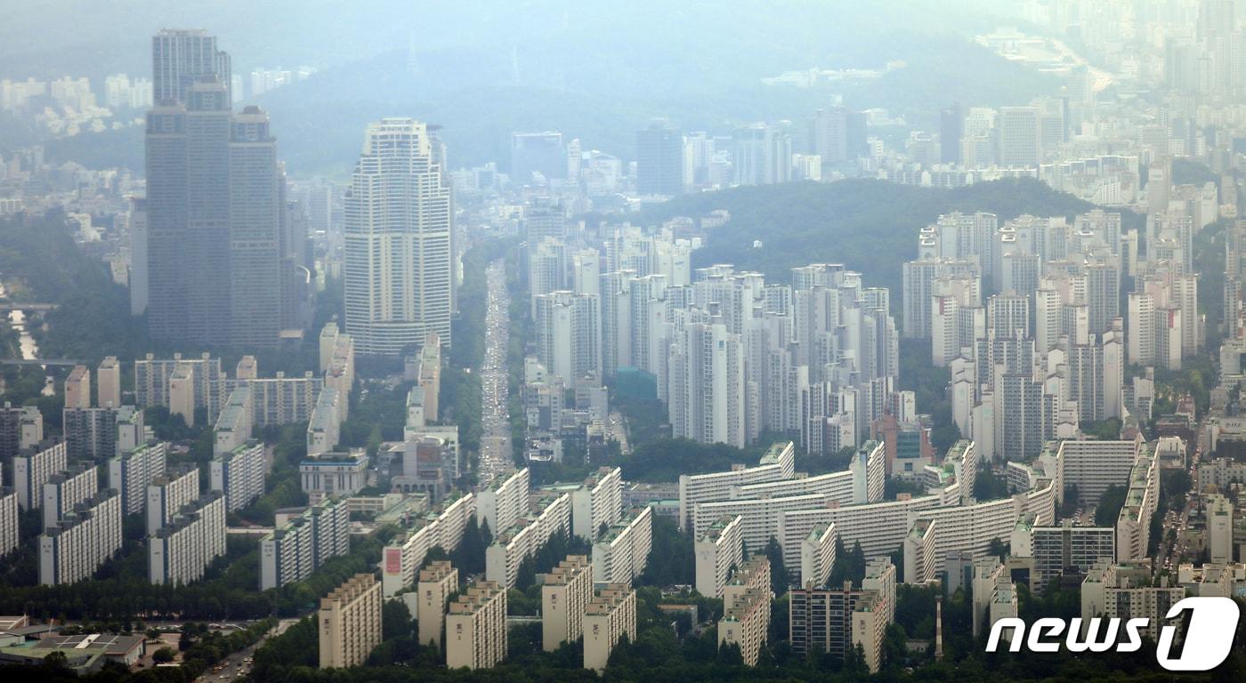 본문 이미지 - 사진은 8일 롯데월드타워전망대서울스카이에서 본 강남지역 아파트 모습. 2021.6.8/뉴스1 ⓒ News1 김명섭 기자