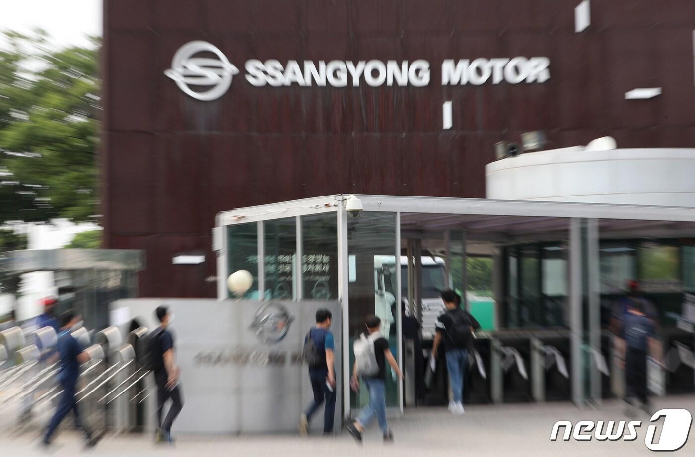 본문 이미지 - 경기도 평택시 쌍용자동차 평택공장에 직원들이 출근을 하고 있다. /뉴스1 ⓒ News1 김영운 기자