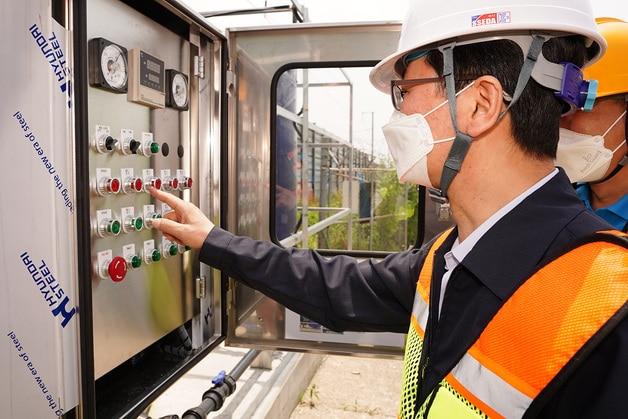 본문 이미지 - 손병석 한국철도 사장이 폭염 전 시설점검 중인 모습 ⓒ 뉴스1
