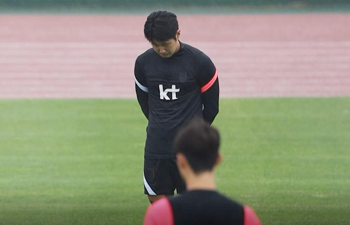 본문 이미지 - 올림픽 축구대표팀 이강인이 8일 제주 서귀포 강창학구장에서 훈련에 앞서 고 유상철 감독을 추모하며 묵념을 하고 있다. (대한축구협회 제공) 2021.6.8/뉴스1 ⓒ News1 박지혜 기자
