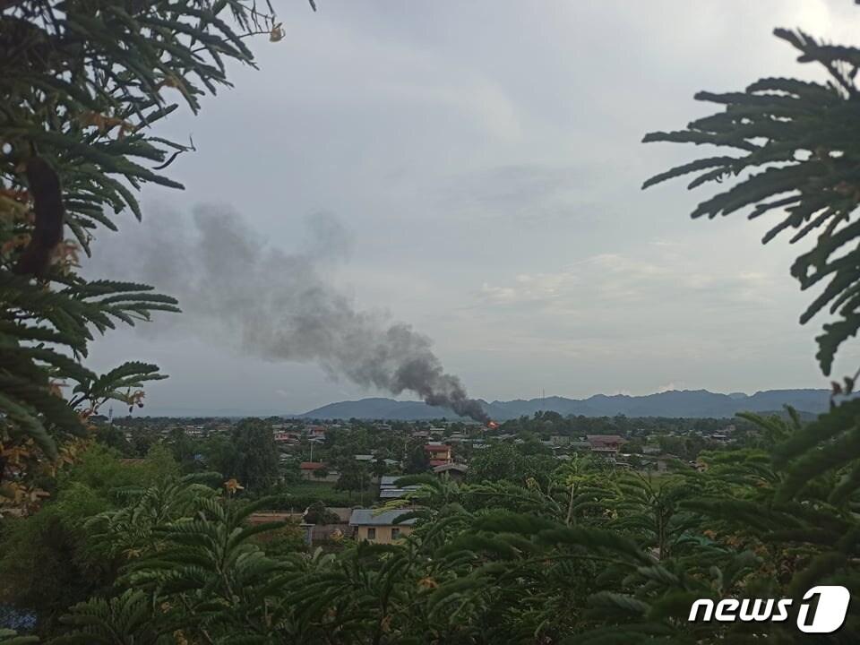 본문 이미지 - 미얀마 카야주 모비예 마을에서 2021년 6월 군부와 소수민족 무장단체간의 교전이 발생해 불기둥이 피어 오르고 있다. ⓒ 로이터=뉴스1 ⓒ News1 원태성 기자