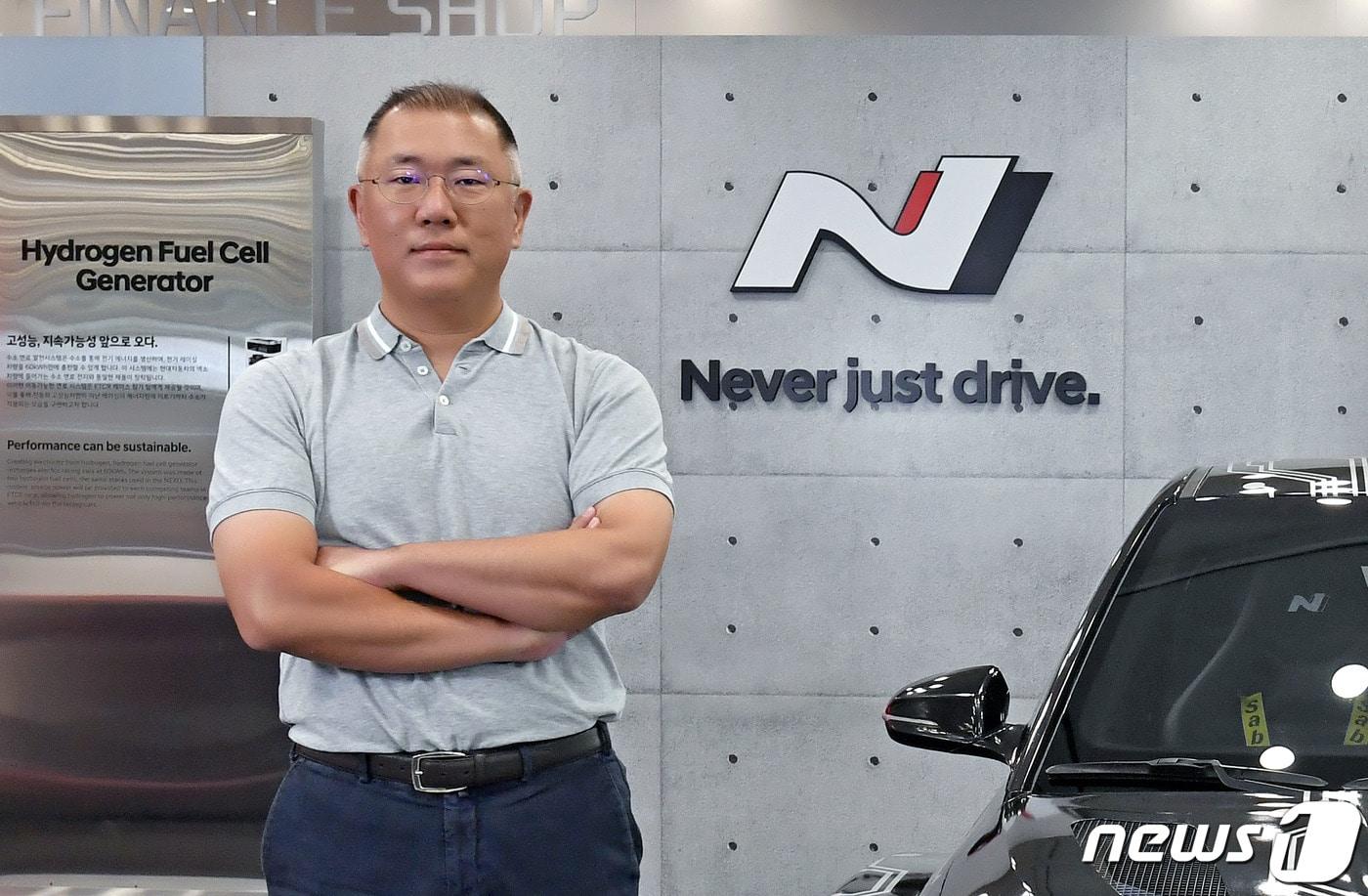 정의선 현대차그룹 회장이 서울 양재동 본사 사옥 현대차 고성능 브랜드 N 전시물 앞에서 포즈를 취하고 있다. &#40;현대차그룹 제공&#41; 2021.6.9/뉴스1