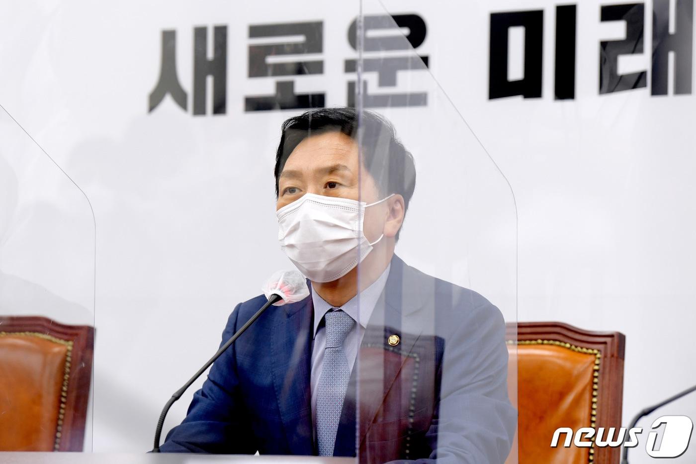 본문 이미지 - 김기현 국민의힘 대표 권한대행 겸 원내대표가 9일 오전 서울 여의도 국회에서 열린 ‘군 성범죄 진상규명 및 재발방지 특위’ 임명장 수여식 및 1차 회의에서 모두발언을 하고 있다. 2021.6.9/뉴스1 ⓒ News1 구윤성 기자