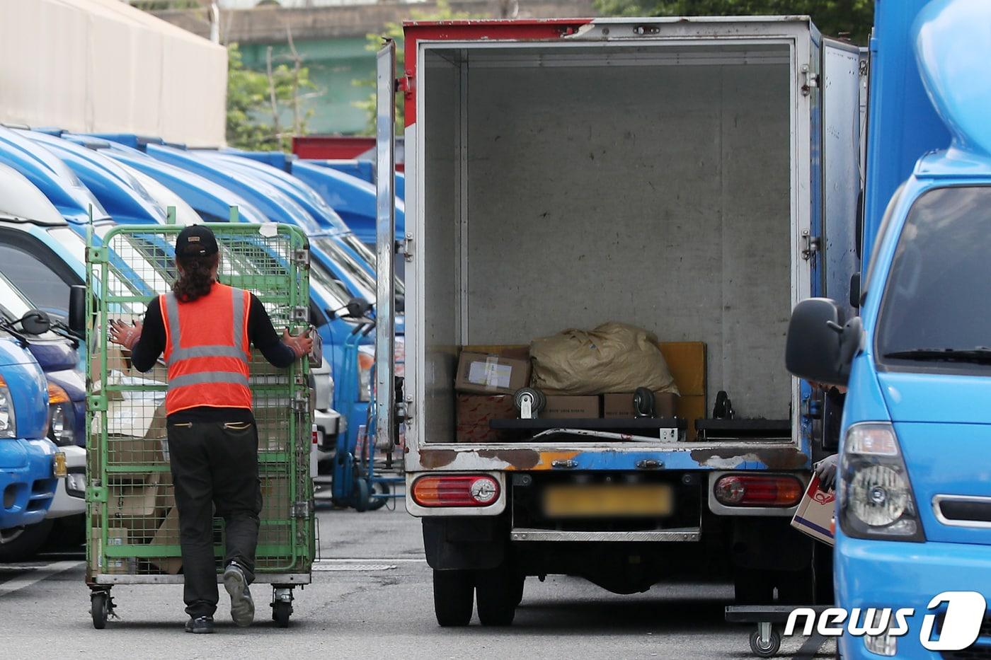 지난달 9일 서울의 한 택배 물류센터에서 택배 기사들이 배송 준비 작업을 하고 있다. ⓒ News1 민경석 기자