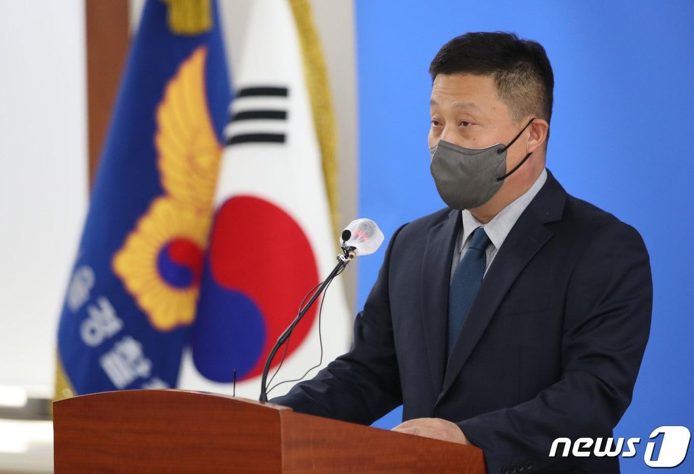 본문 이미지 - 강일구 반부패공공범죄수사대장이 9일 오전 서울 종로구 서울경찰청에서 이용구 전 법무부 차관의 택시기사 폭행 사건 진상조사 결과 발표를 하고 있다. 2021.6.9/뉴스1 ⓒ News1 이광호 기자