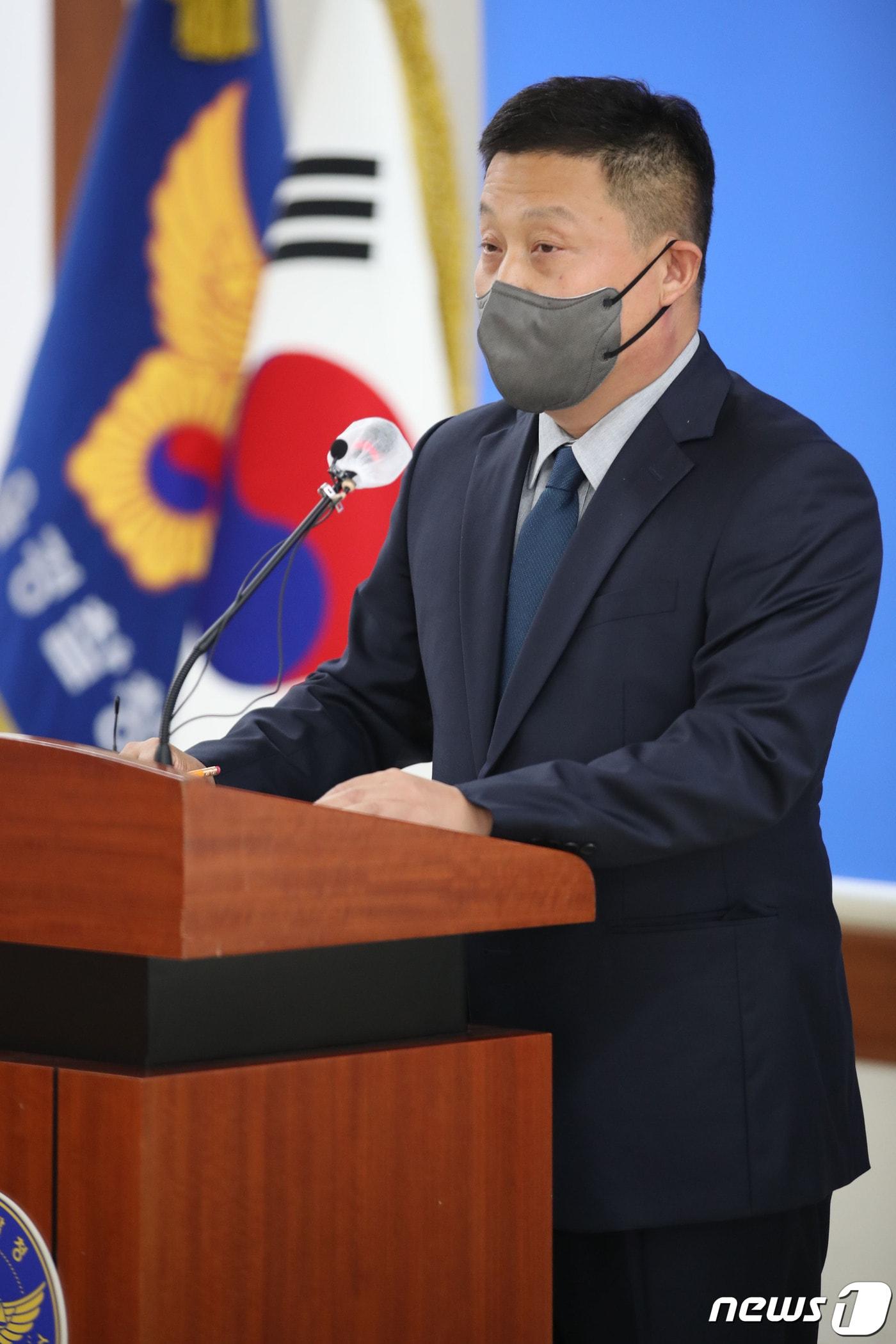 본문 이미지 - 강일구 반부패공공범죄수사대장이 9일 오전 서울 종로구 서울경찰청에서 이용구 전 법무부 차관의 택시기사 폭행 사건 진상조사 결과 발표를 하고 있다. 2021.6.9/뉴스1 ⓒ News1 이광호 기자