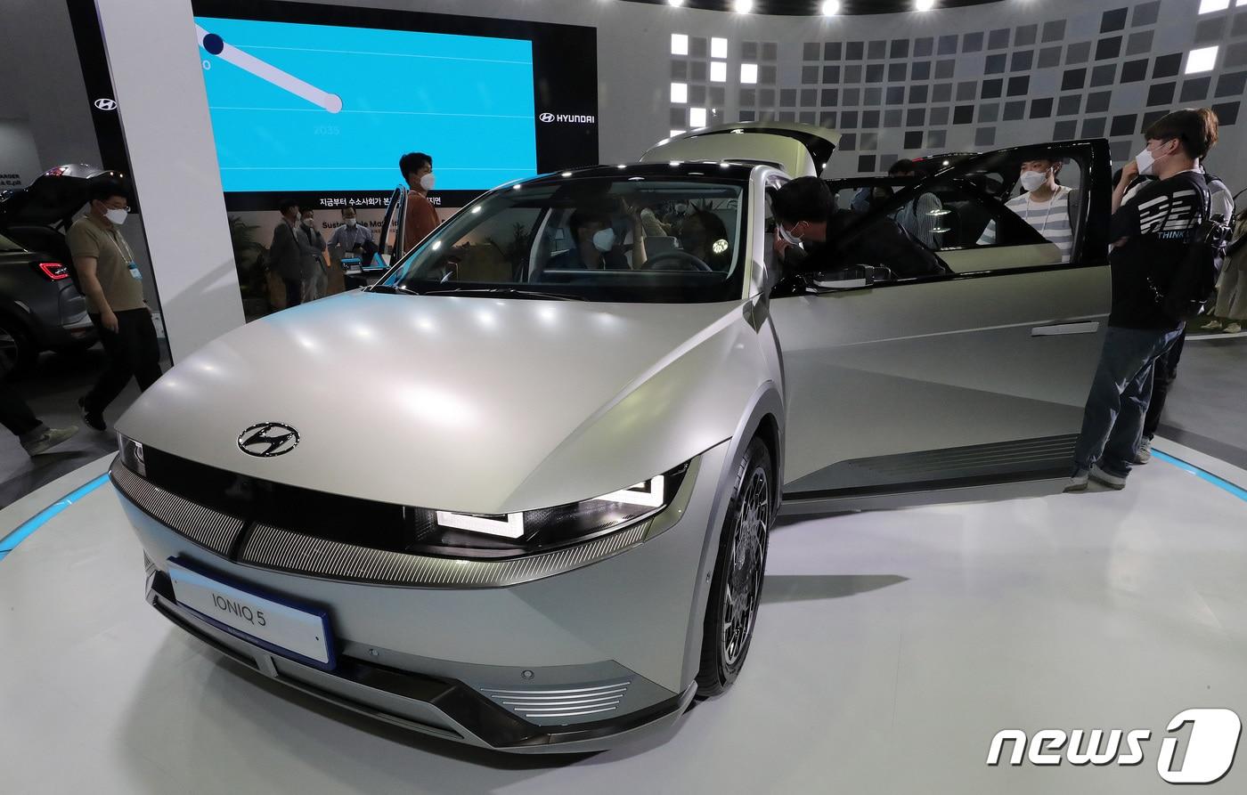 9일 오전 서울 강남구 코엑스에서 열린 '인터배터리 2021' 및 'xEV트랜드 코리아' 전시회를 찾은 관람객들이 현대자동차 부스에서 전기차 아이오닉5를 살펴보고 있다. 2021.6.9/뉴스1 ⓒ News1 박세연 기자