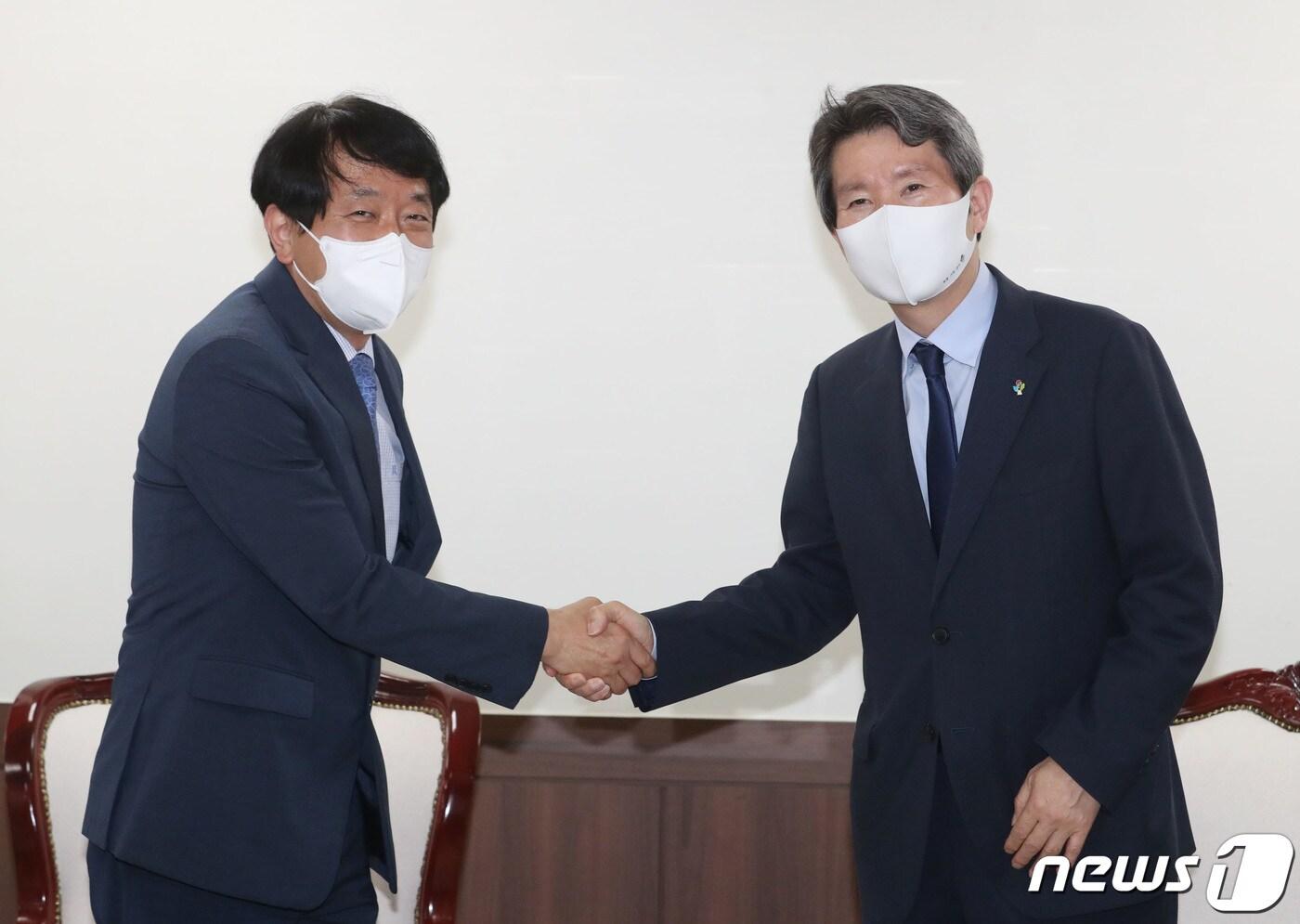 본문 이미지 - 이인영 통일부 장관이 9일 오후 서울 종로구 정부서울청사 장관실에서 안영배 한국관광공사 사장과 만나 인사를 나누고 있다. 2021.6.9/뉴스1 ⓒ News1 송원영 기자