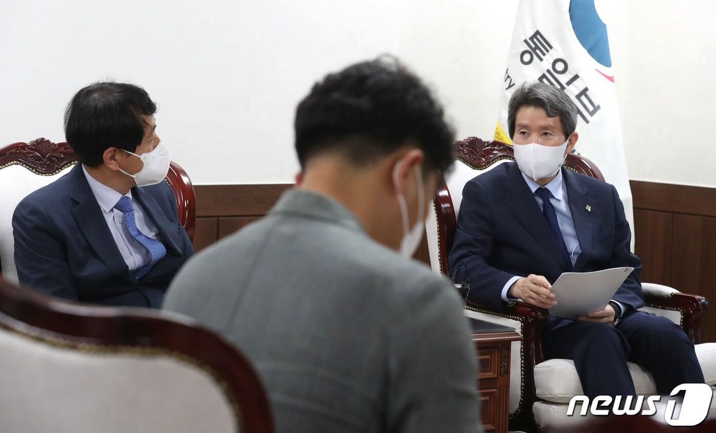 본문 이미지 - 이인영 통일부 장관이 9일 오후 서울 종로구 정부서울청사 장관실에서 안영배 한국관광공사 사장과 만나 대화를 나누고 있다. 2021.6.9/뉴스1 ⓒ News1 송원영 기자