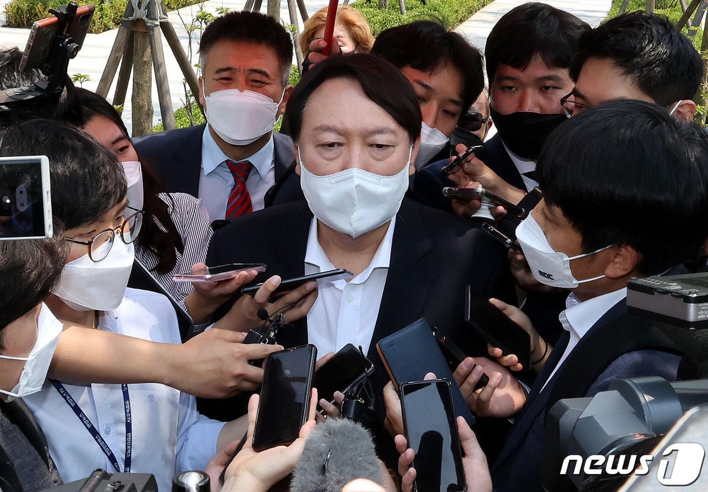 야권의 유력한 대권주자인 윤석열 전 검찰총장이 9일 서울 남산예장공원에 문을 여는 우당 기념식 개관식에 참석하기 위하여 행사장으로 들어가는 도중 취재진의 질문에 답을 하고 있다. 지난 3월 4일 윤 전 총장이 검찰총장직을 사퇴한 지 3개월여 만의 첫 공식행사 참석이다. 2021.6.9/뉴스1 ⓒ News1 이동해 기자