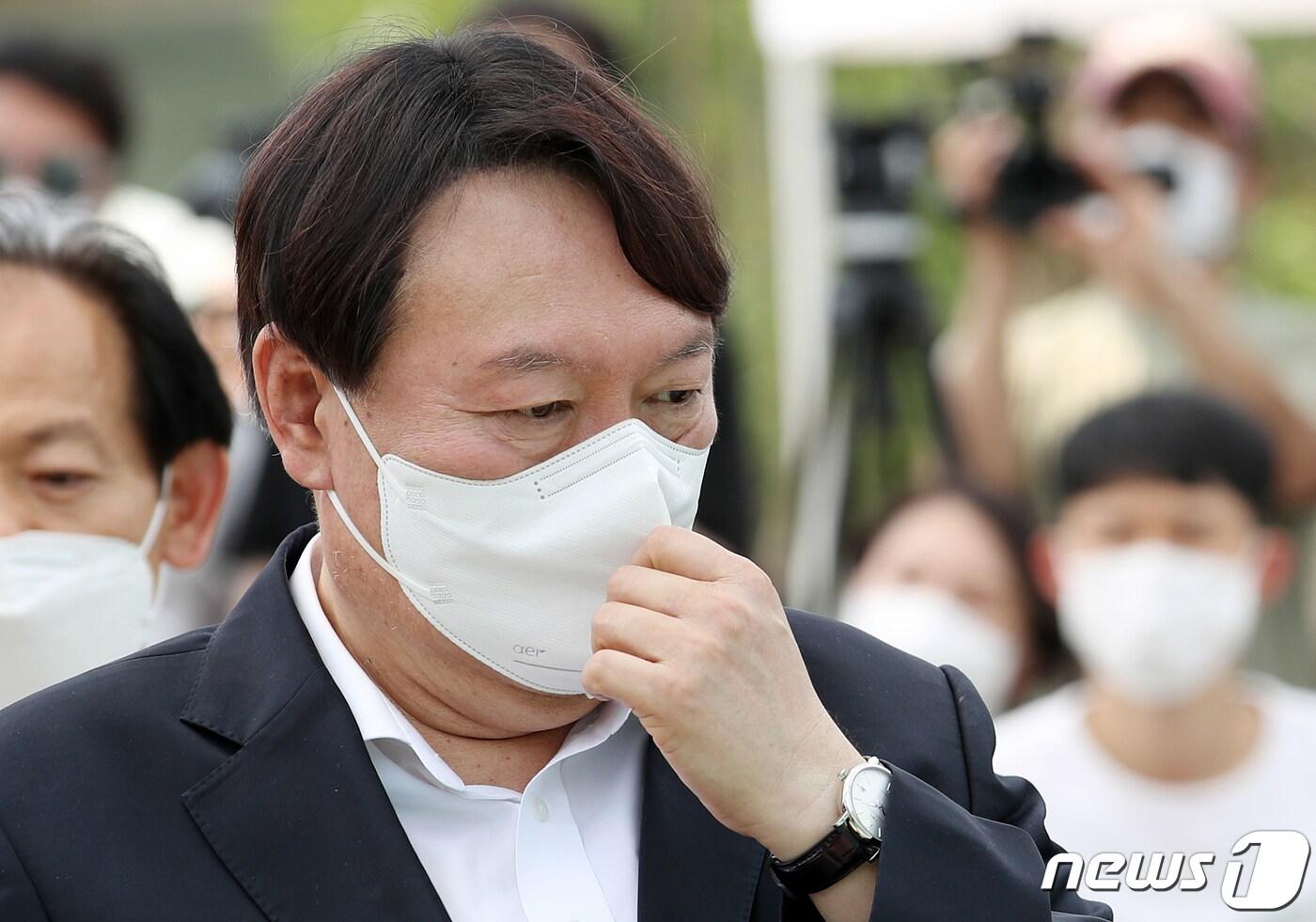 본문 이미지 - 윤석열 전 검찰총장이 지난 9일 서울 중구 남산예장공원 개장식에서 박수를 치고 있다.  ⓒ News1 이동해 기자