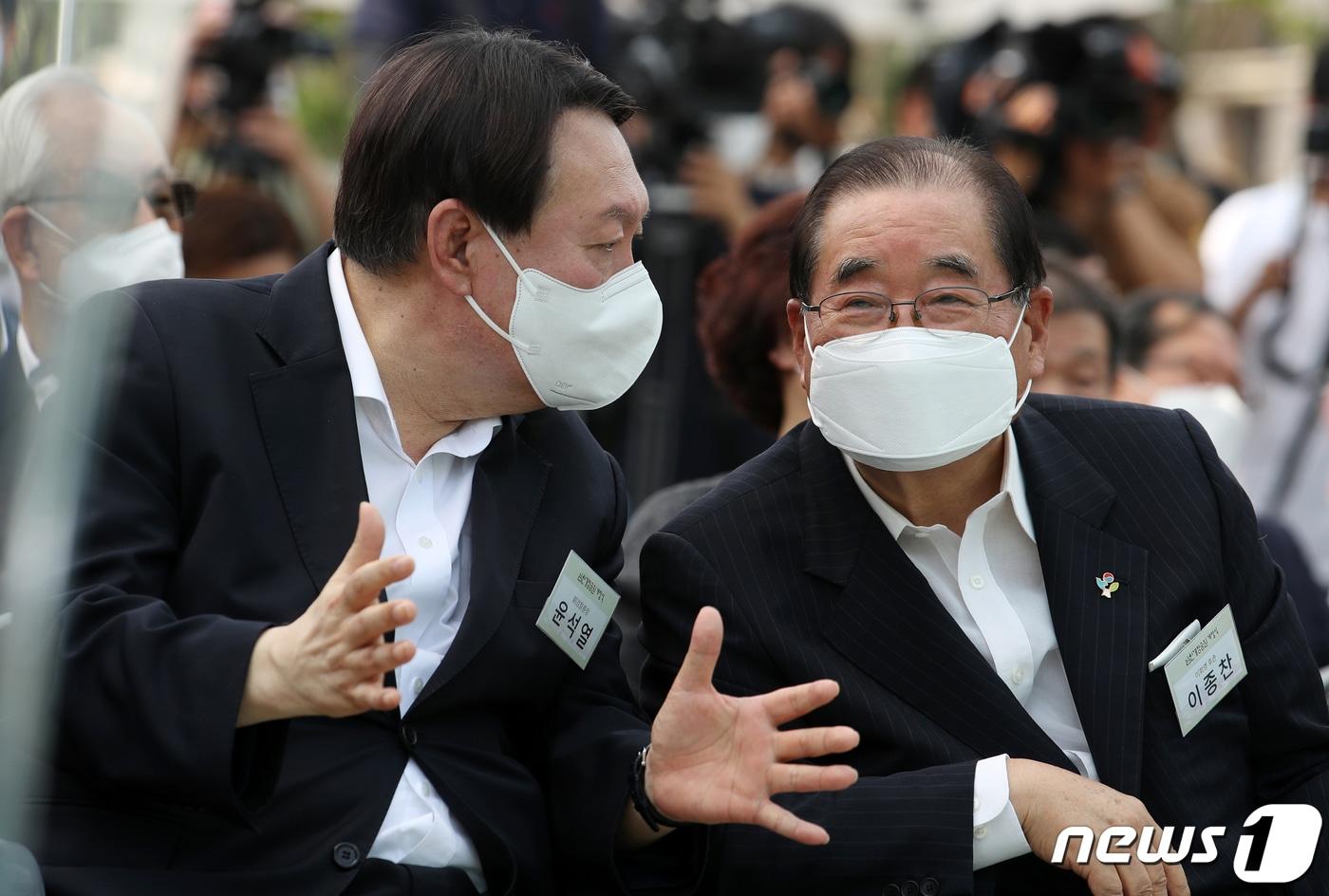 본문 이미지 - 윤석열 전 검찰총장이 2021년 6월 9일 서울 중구 남산예장공원 개장식에서 평소 '아버님'이라고 불렀던 이종찬 국립대한민국임시정부기념관 건립위원장과 대화하고 있다. 2021.6.9/뉴스1 ⓒ News1 이동해 기자