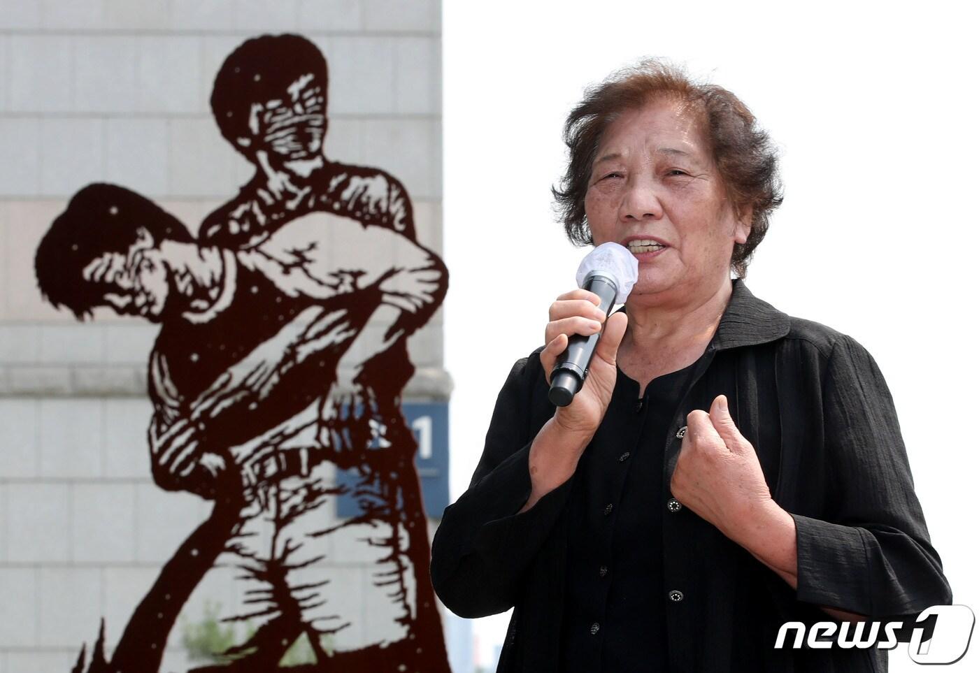 본문 이미지 - 지난해 6월9일 오후 서울 서대문구 연세대학교에서 열린 제34주기 이한열 열사 추모식에서 이 열사의 어머니 배은심 여사가 인사말을 하고 있다. 2021.6.9/뉴스1 ⓒ News1 이광호 기자