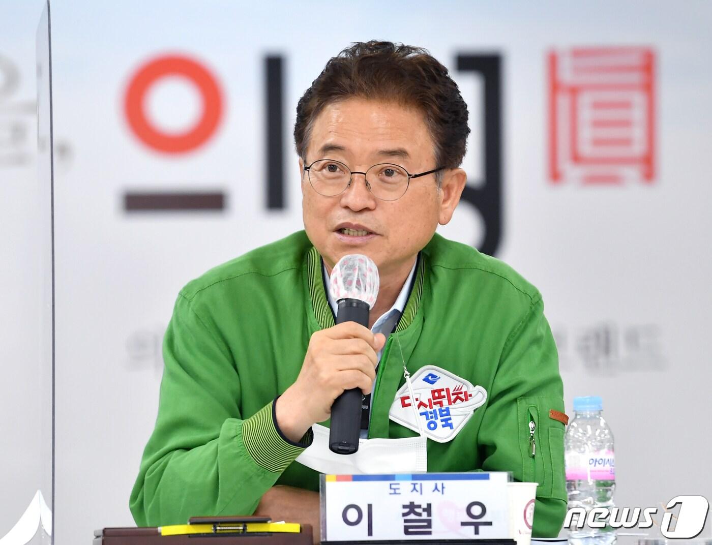 본문 이미지 - 이철우 경북도지사는 9일 의성군청 회의실에서 김주수 의성군수,김수문,임미애 도의원,지역의 청년 대표 및 기관‧사회단체장 등 40여명이 참석한 가운데 “경북 청년 기(氣) 확실히 살리자” 주제로 열띤 토론을 펼쳤다. ⓒ News1 김대벽 기자